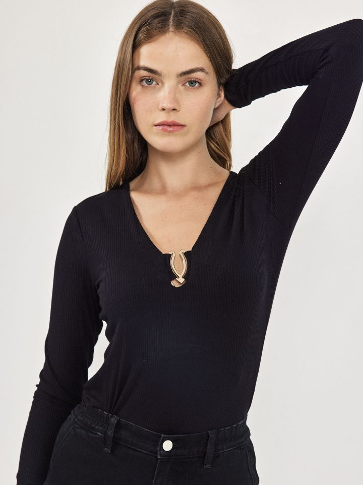 חולצה ריב פתח אבזם בצבע שחור