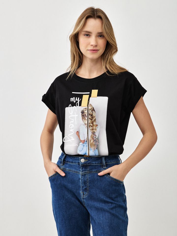 חולצה דפוס צמה PROMO בצבע שחור