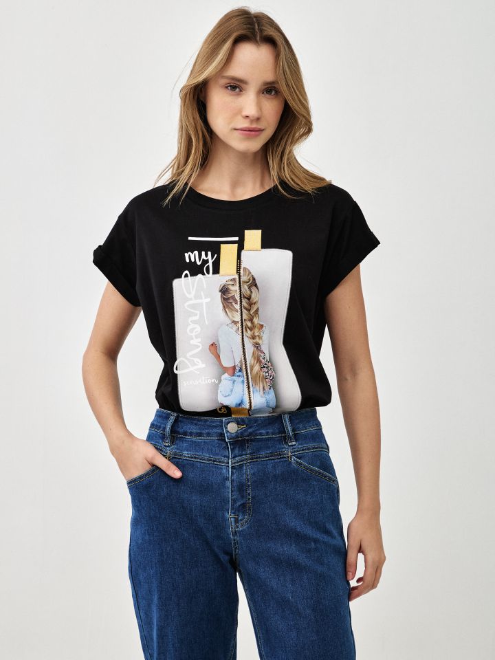 חולצה דפוס צמה PROMO בצבע שחור