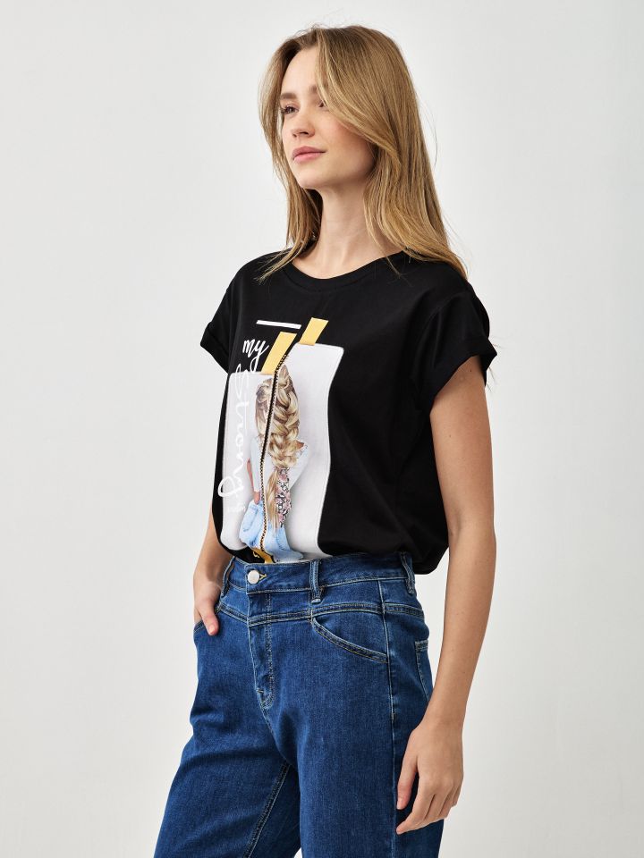 חולצה דפוס צמה PROMO בצבע שחור