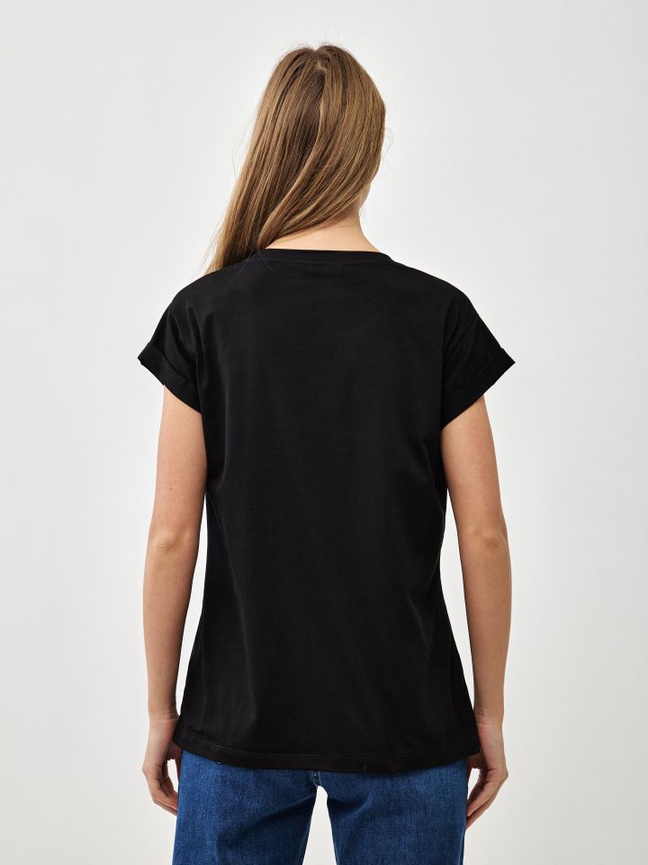 חולצה דפוס צמה PROMO בצבע שחור