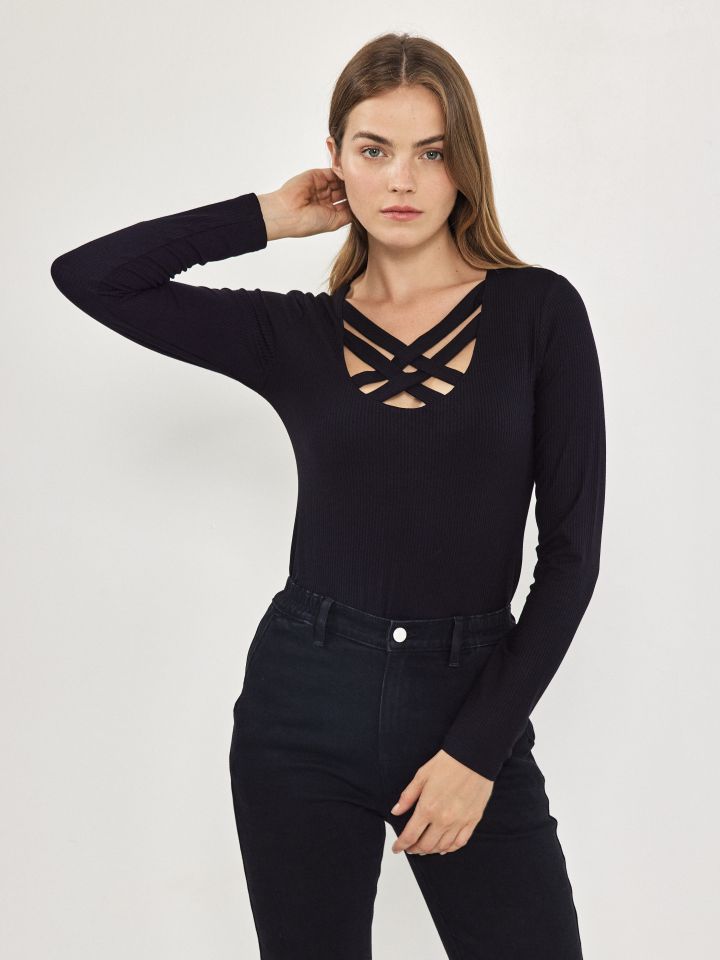 חולצה ריב פתח איקס PROMO בצבע שחור