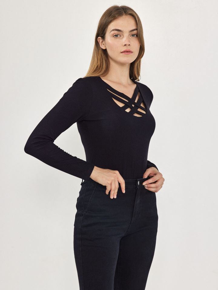 חולצה ריב פתח איקס PROMO בצבע שחור