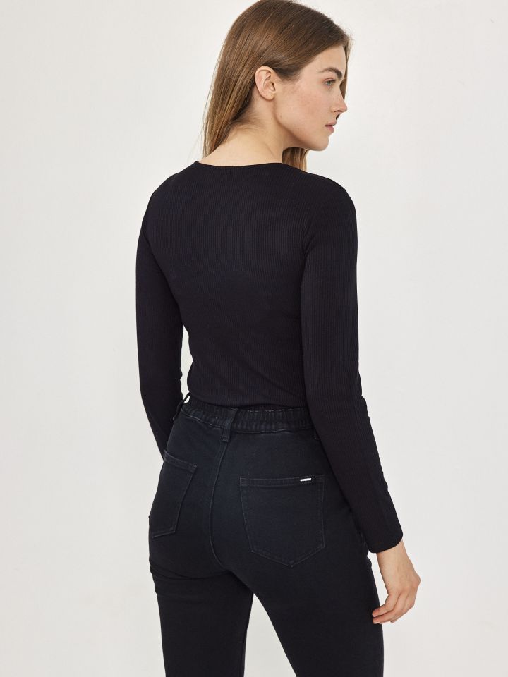 חולצה ריב פתח איקס PROMO בצבע שחור