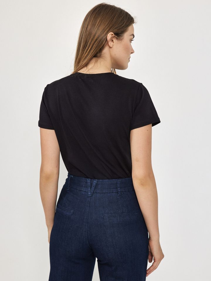 חולצה ניקי KOKETIT SHAPES בצבע שחור