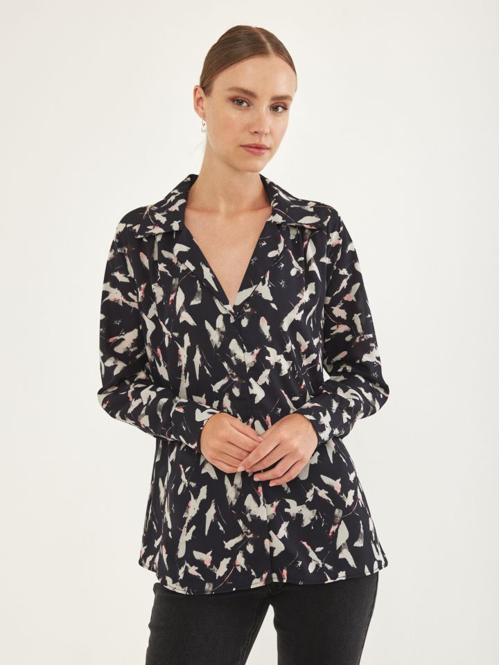 חולצה צוארון MIAMI בצבע שחור/לבן