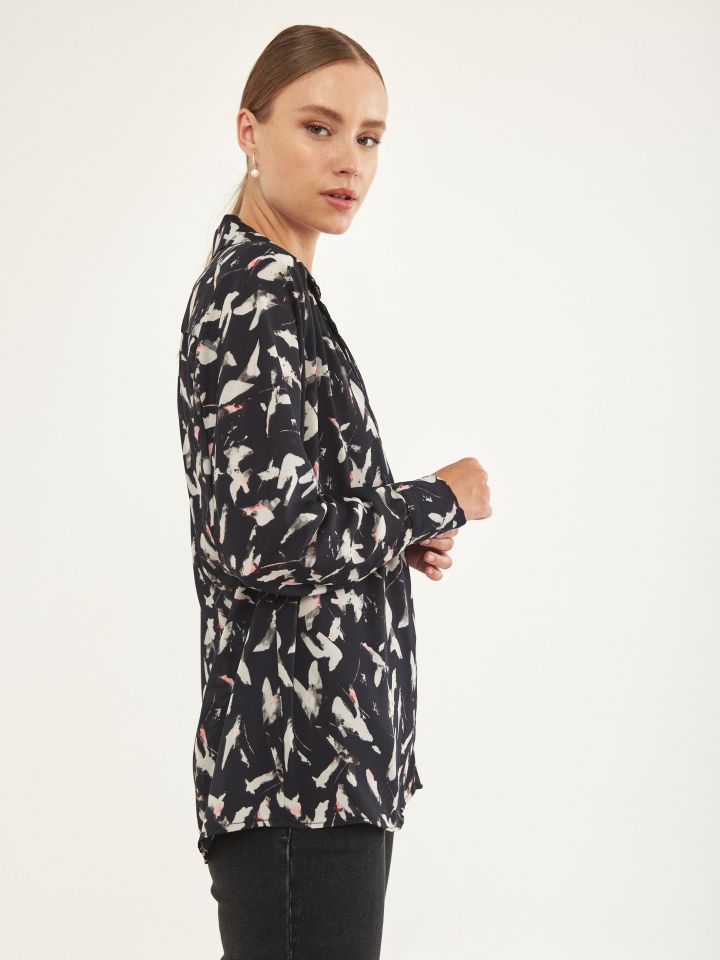 חולצה צוארון MIAMI בצבע שחור/לבן