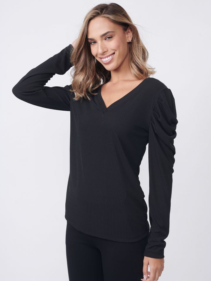 חולצה V שרוול קפלים PROMO בצבע שחור