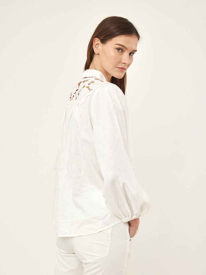 חולצה פישתן שילוב קרושה בצבע אופוויט