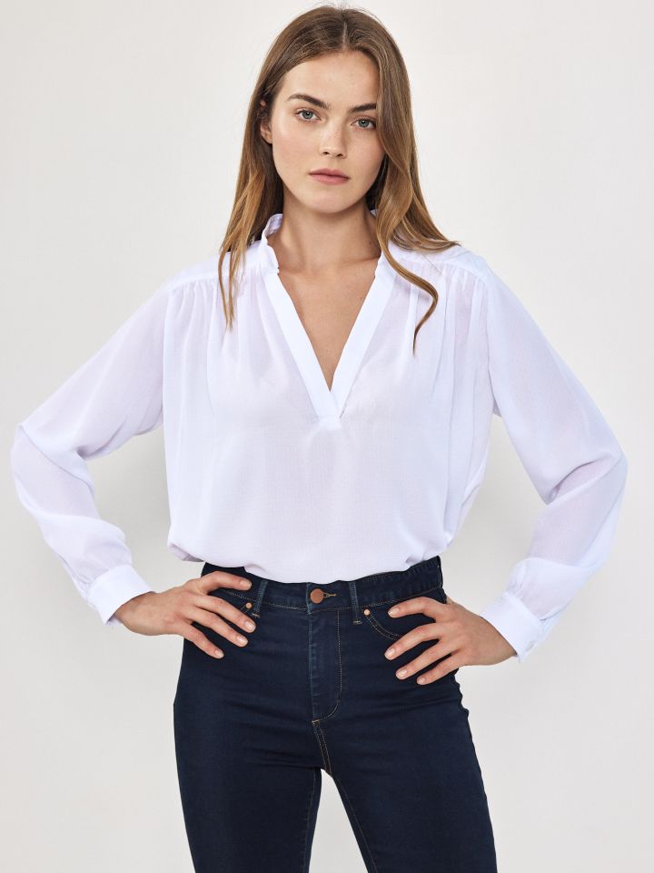 חולצה V צוארון סיני בצבע לבן