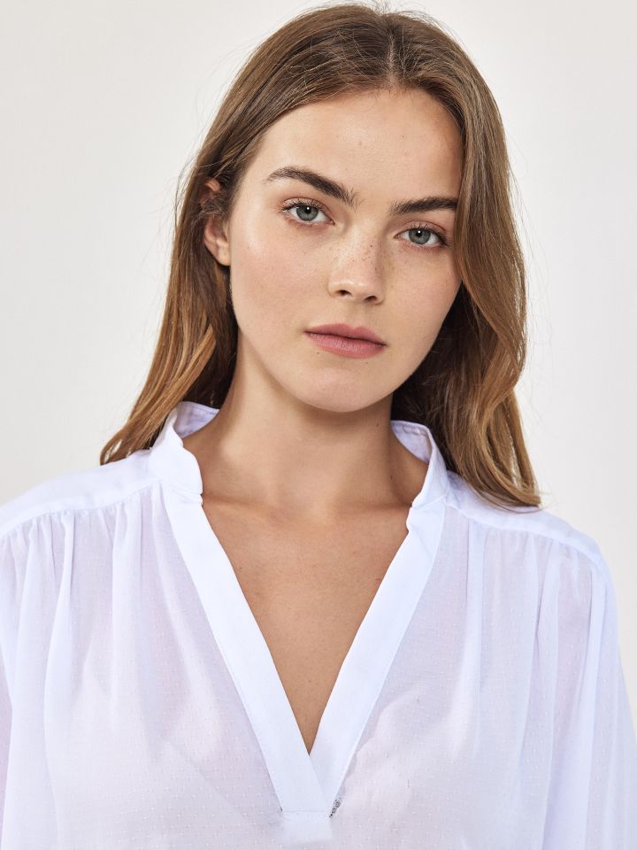 חולצה V צוארון סיני בצבע לבן