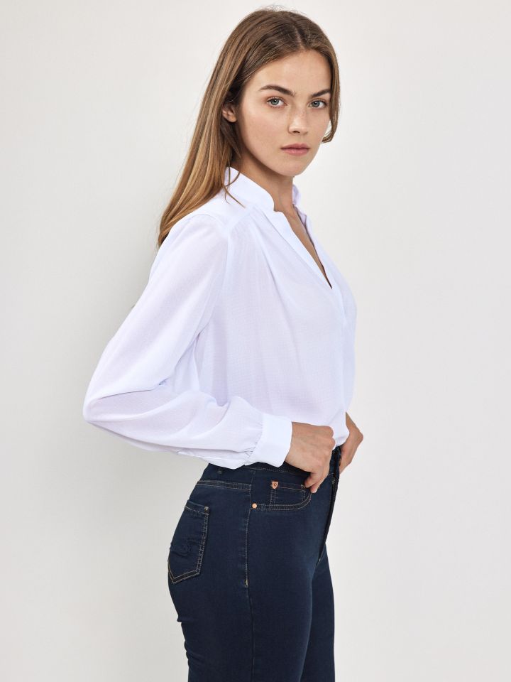 חולצה V צוארון סיני בצבע לבן