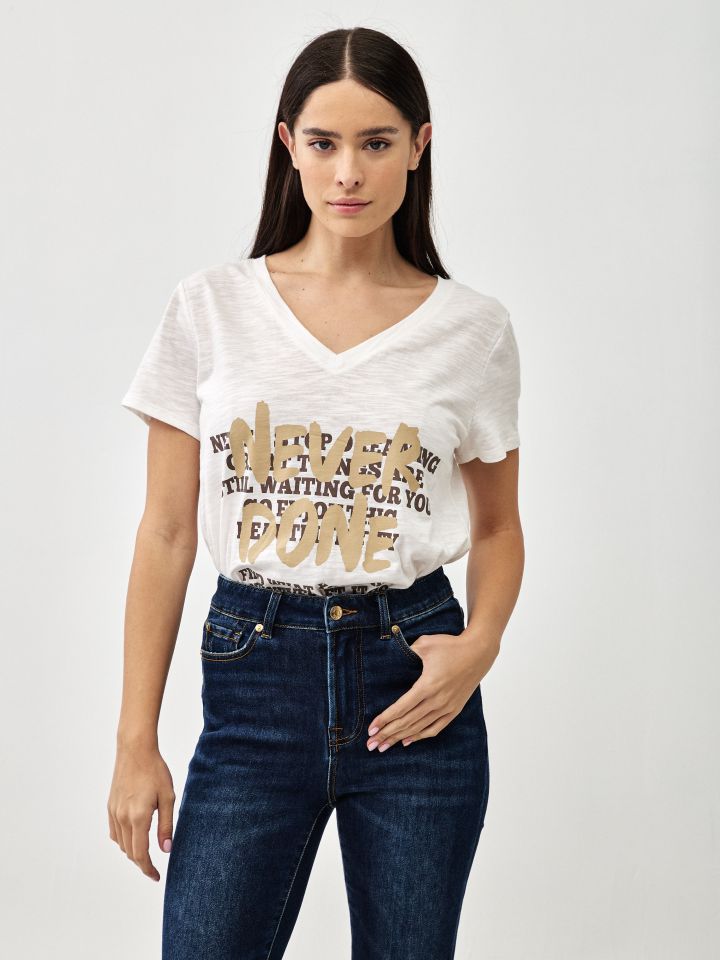 חולצה V דפוס  PROMO בצבע אופוויט