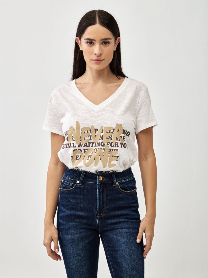 חולצה V דפוס  PROMO בצבע אופוויט