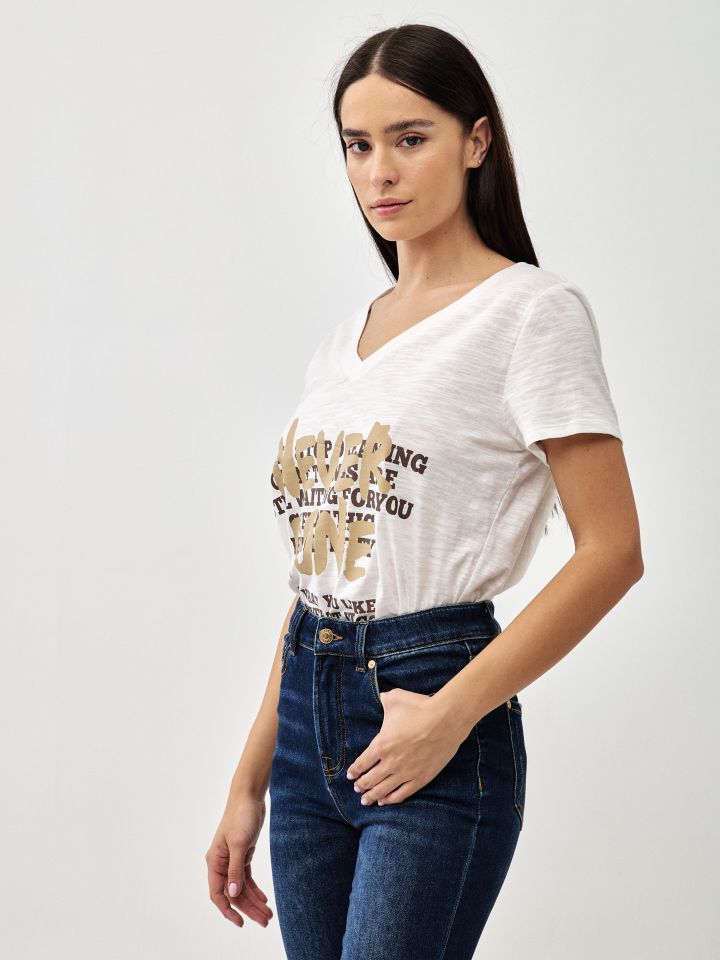 חולצה V דפוס  PROMO בצבע אופוויט