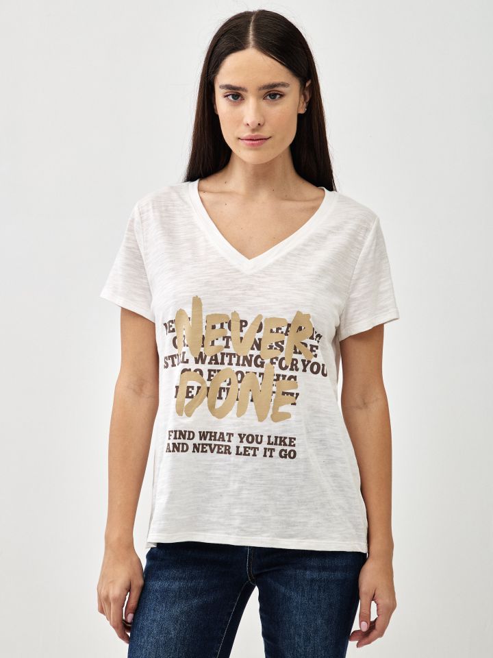 חולצה V דפוס  PROMO בצבע אופוויט