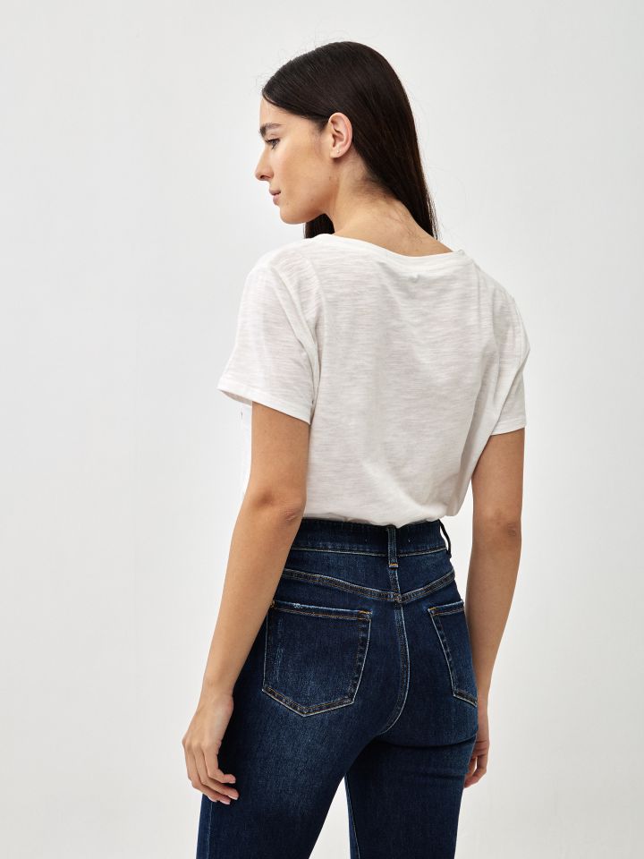 חולצה V דפוס  PROMO בצבע אופוויט