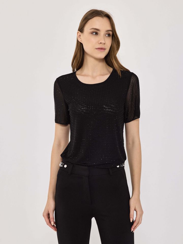 חולצה דמוי יהלומים בצבע שחור