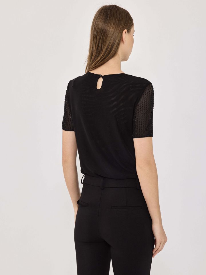 חולצה דמוי יהלומים בצבע שחור