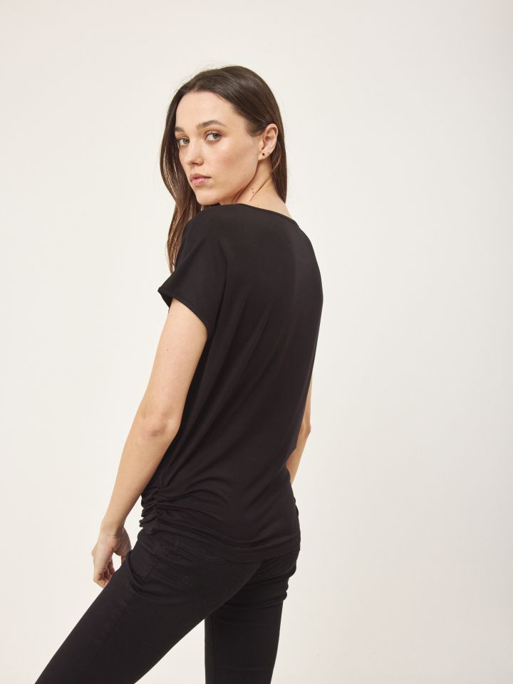 חולצה דפוס פרחים PROMO בצבע שחור