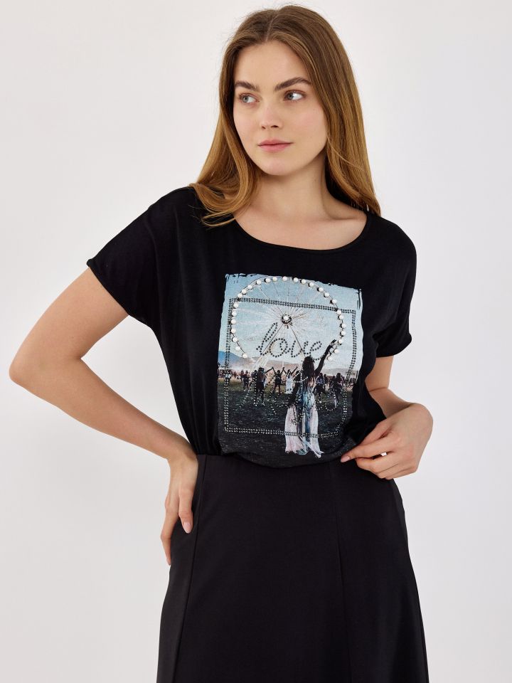 חולצה LOVE שילוב פנינים PROMO בצבע שחור