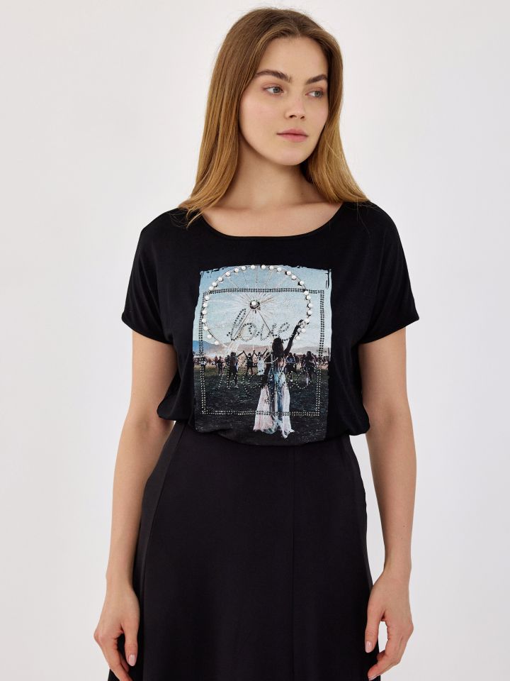 חולצה LOVE שילוב פנינים PROMO בצבע שחור