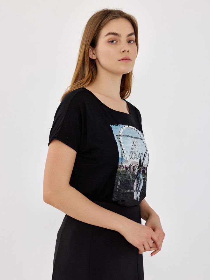 חולצה LOVE שילוב פנינים PROMO בצבע שחור