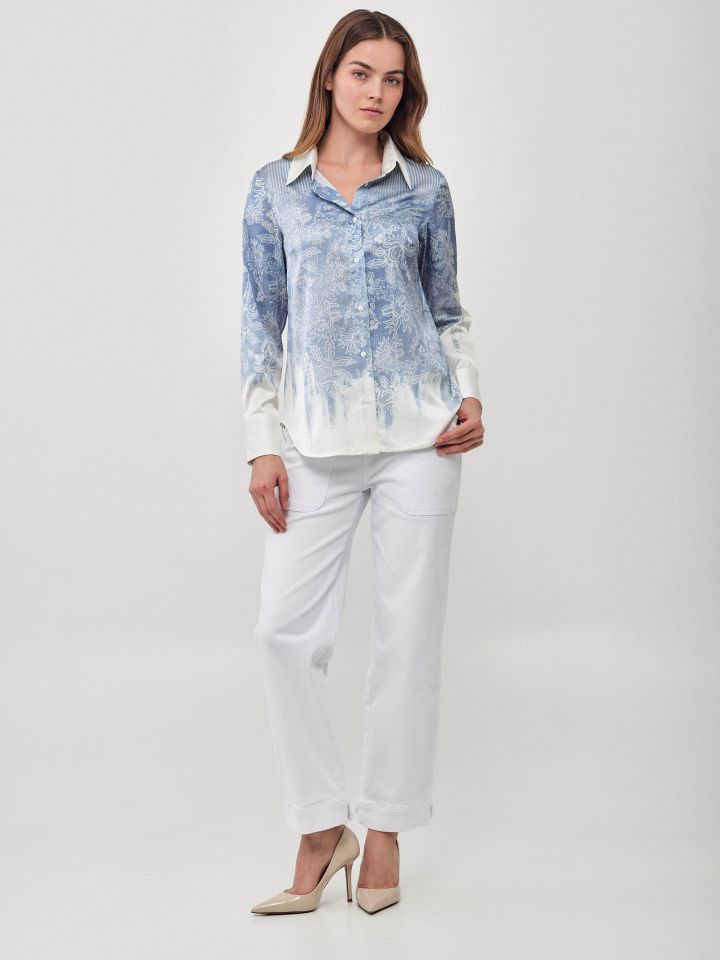 חולצה סטן מכופתרת פרחים בצבע תכלת אורלי