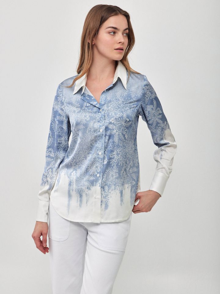 חולצה סטן מכופתרת פרחים בצבע תכלת אורלי