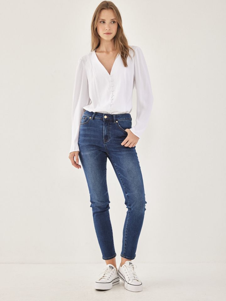 חולצה V כפתורים SHIRA בצבע לבן