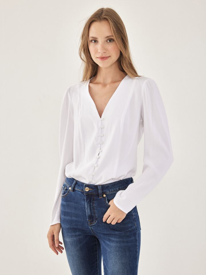 חולצה V כפתורים SHIRA בצבע לבן