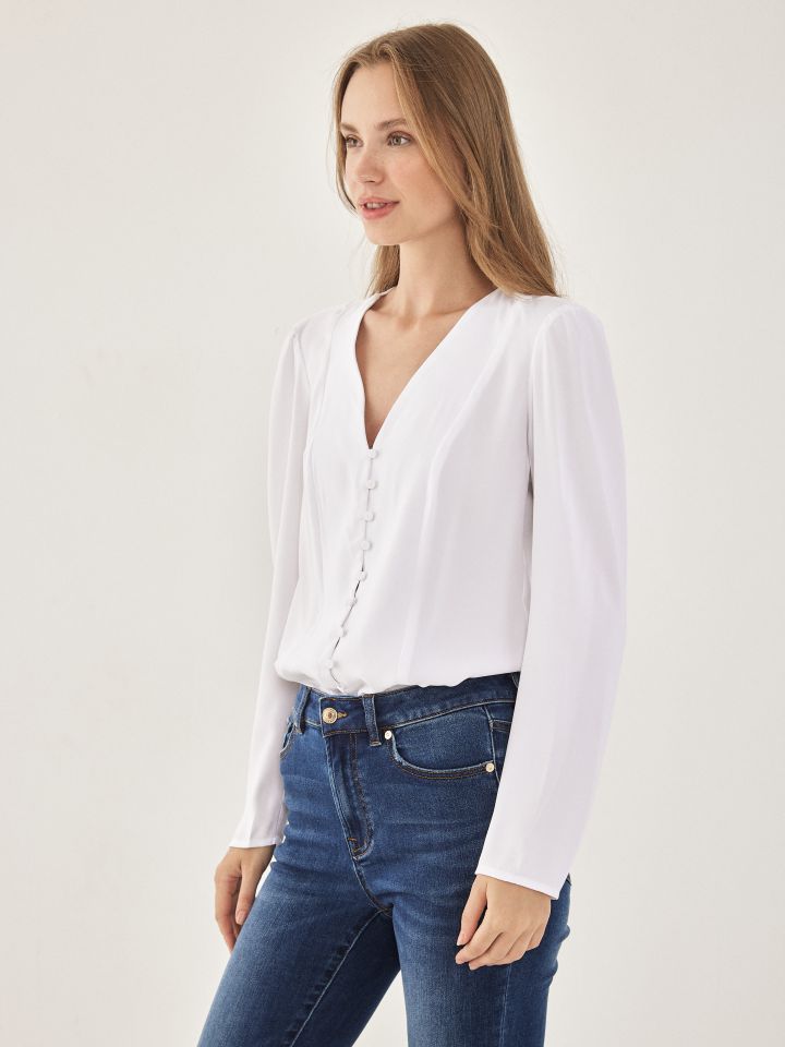 חולצה V כפתורים SHIRA בצבע לבן