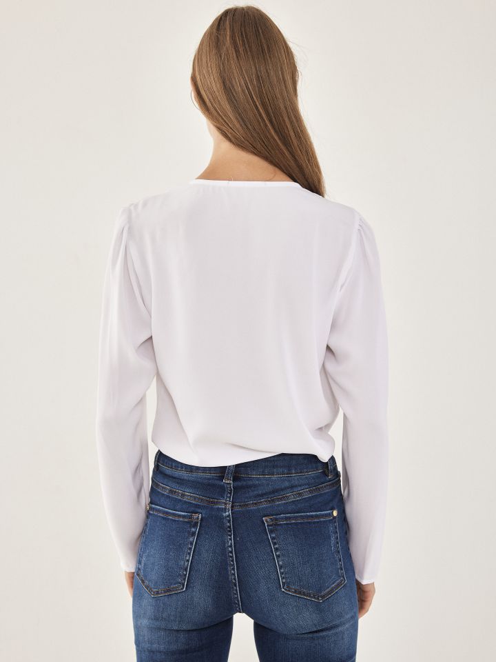 חולצה V כפתורים SHIRA בצבע לבן