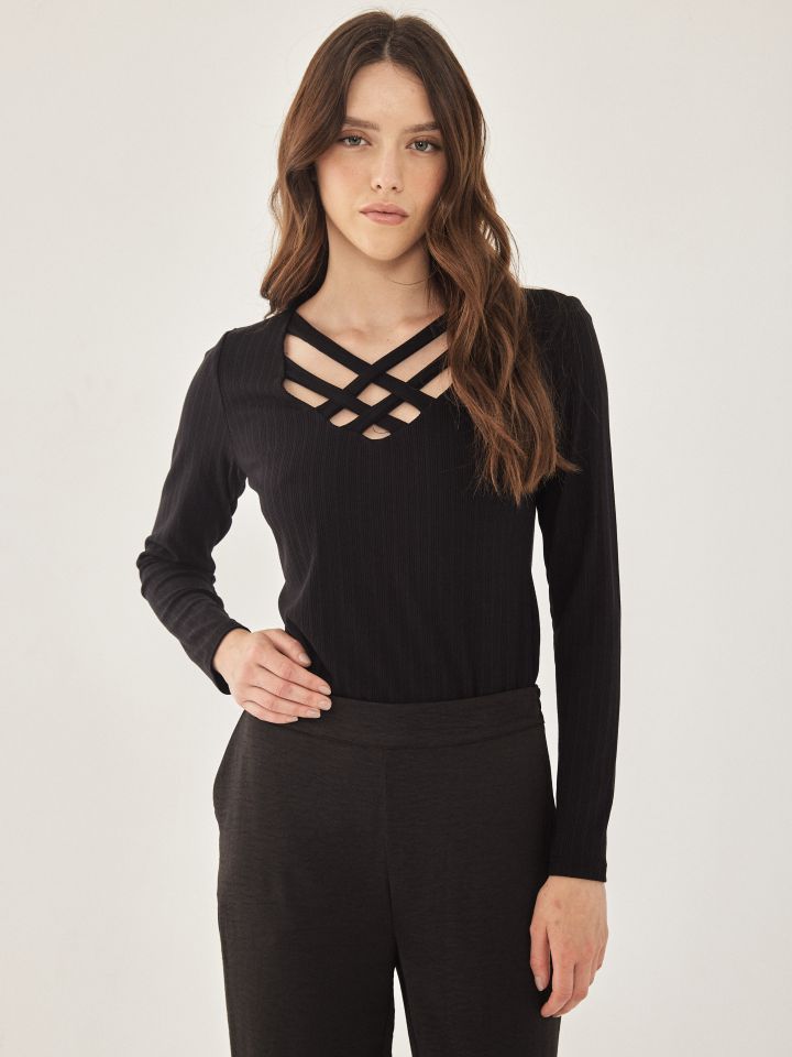 חולצה ריב פתח X PROMO בצבע שחור