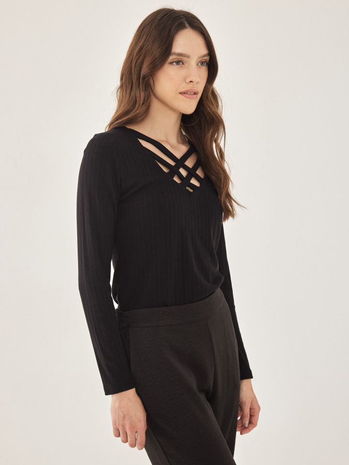 חולצה ריב פתח X PROMO בצבע שחור