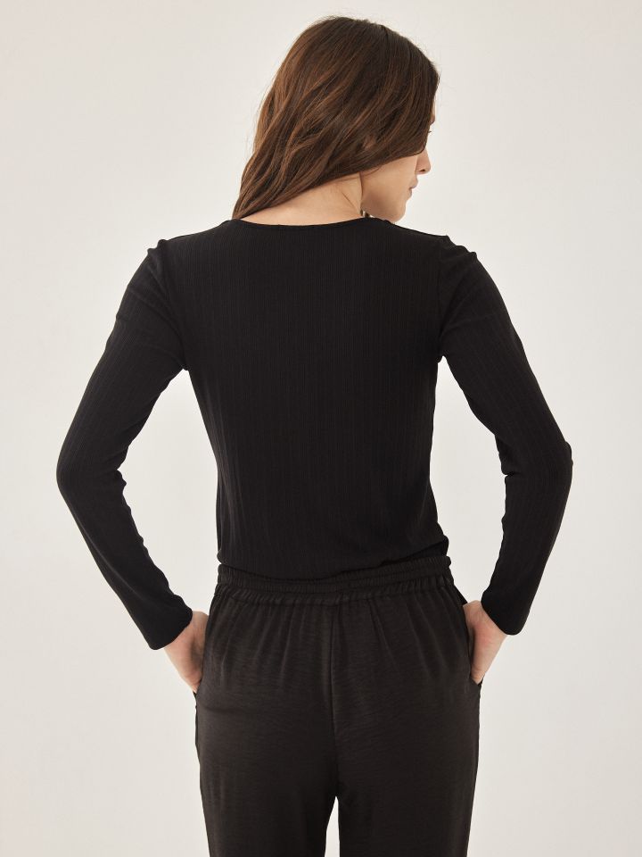 חולצה ריב פתח X PROMO בצבע שחור