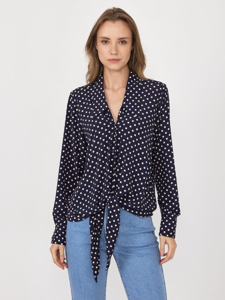 חולצה נקודת קשירה בצבע כחול כהה