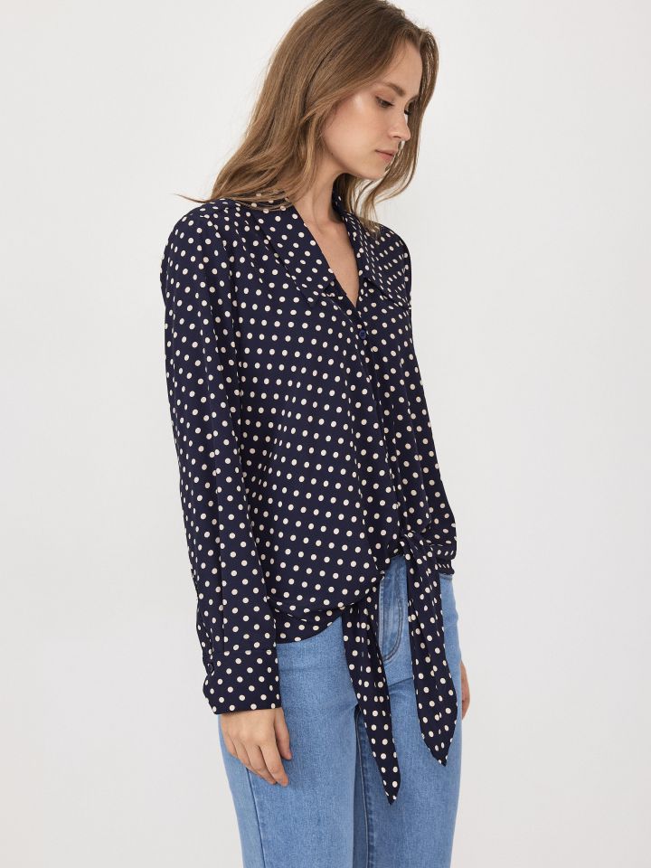 חולצה נקודת קשירה בצבע כחול כהה