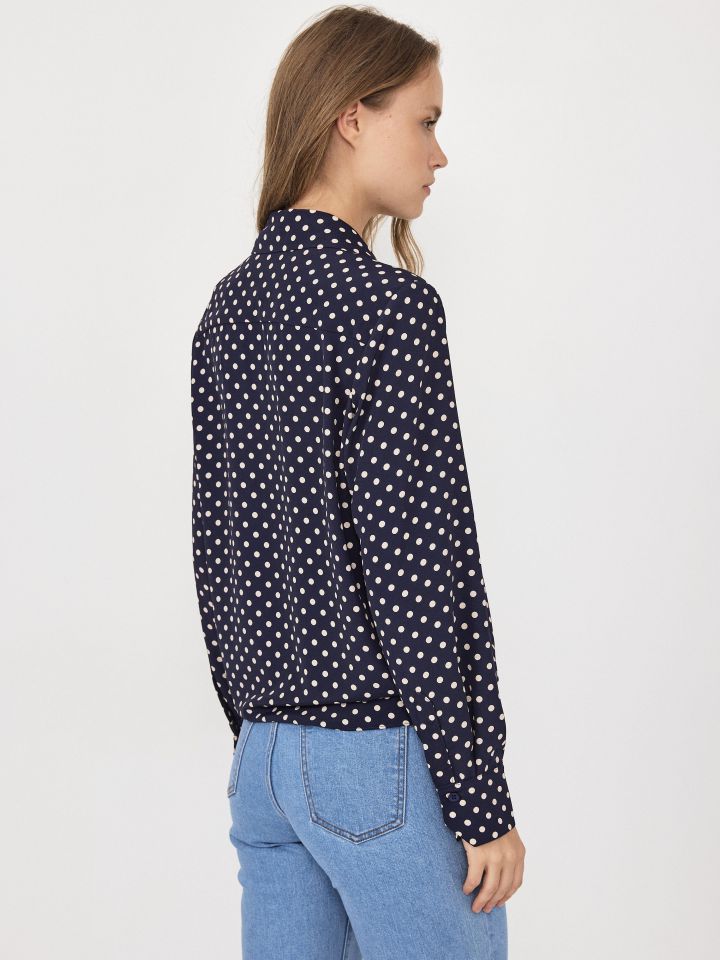 חולצה נקודת קשירה בצבע כחול כהה