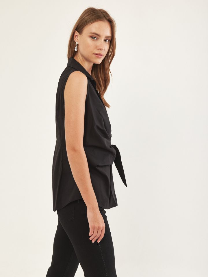 חולצה מכופתרת קשירה בפרונט בצבע שחור