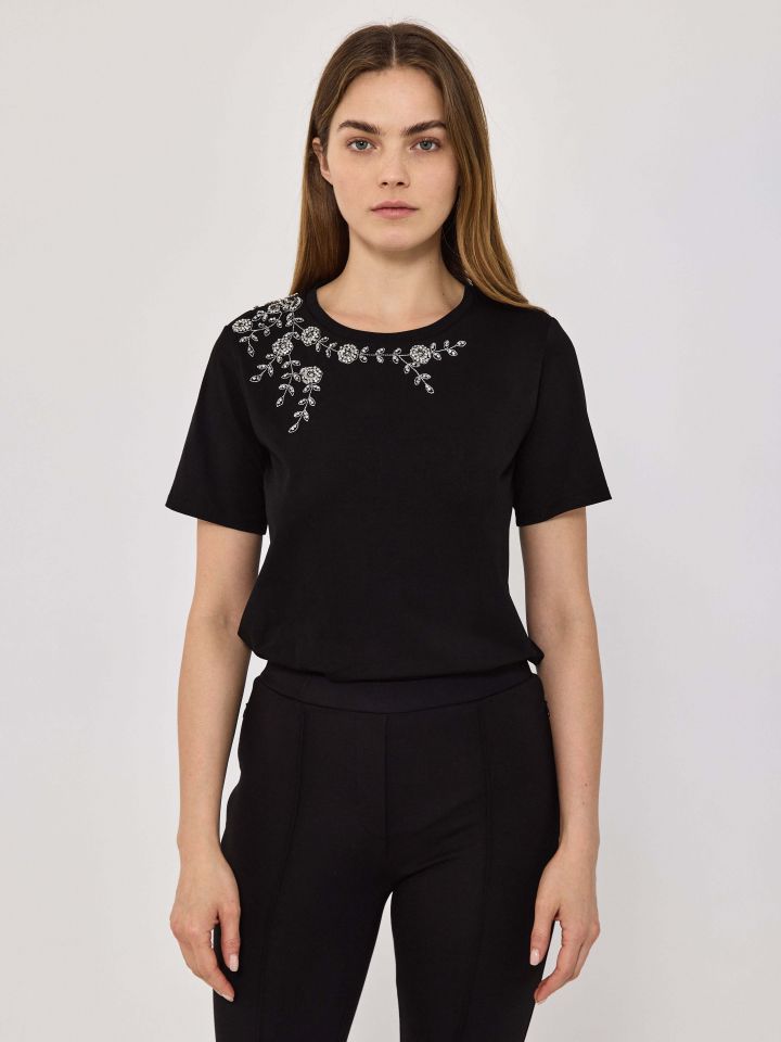 חולצה עלים יהלומים בצבע שחור