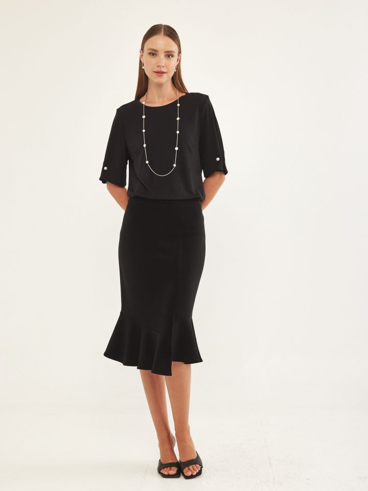 חולצה שרוול פנינים בצבע שחור