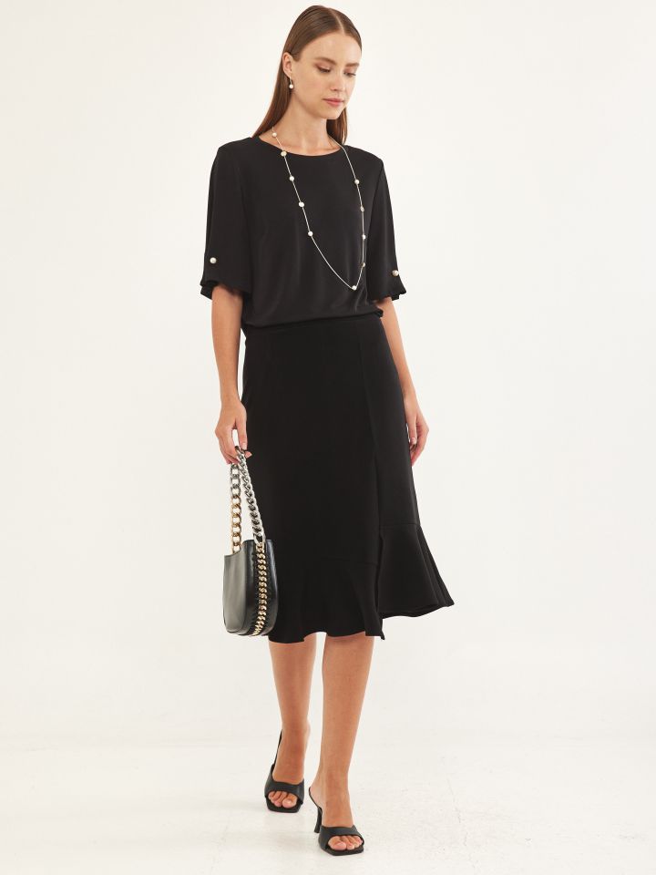 חולצה שרוול פנינים בצבע שחור