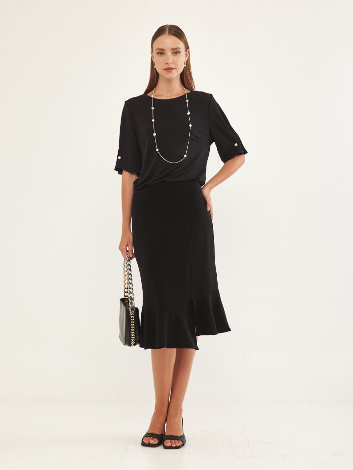 חולצה שרוול פנינים בצבע שחור