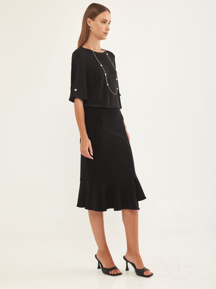 חולצה שרוול פנינים בצבע שחור