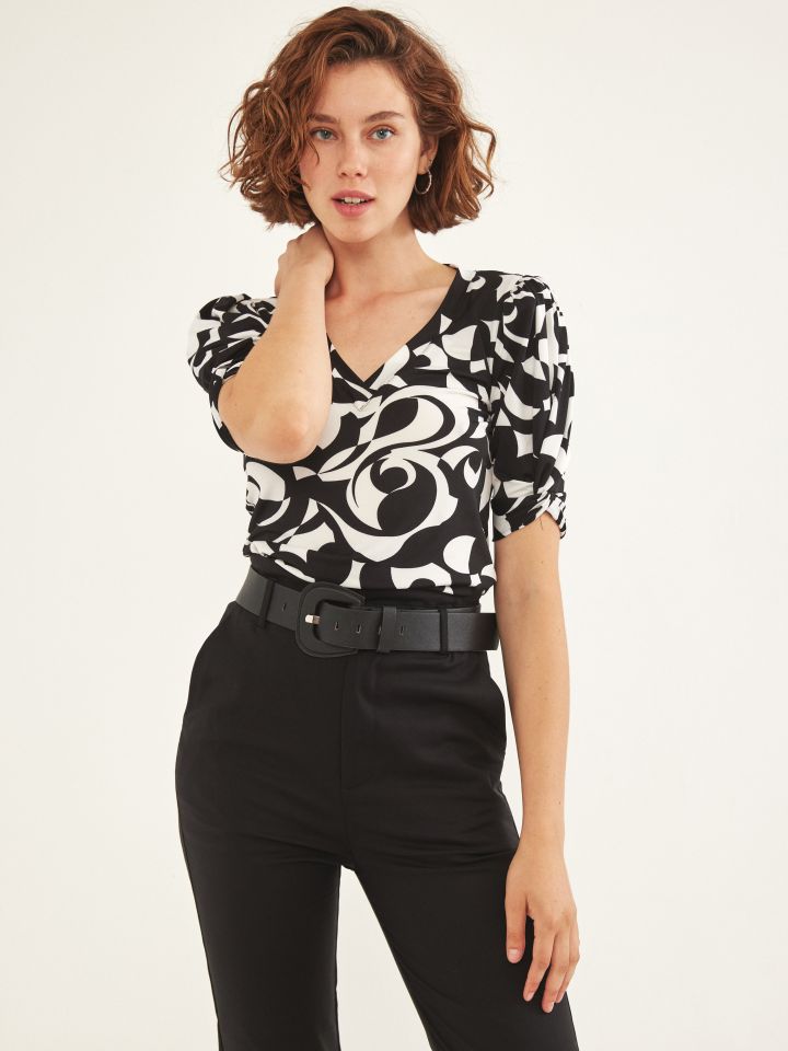 חולצה דפוס V שרוול מסובב PROMO בצבע שחור/לבן