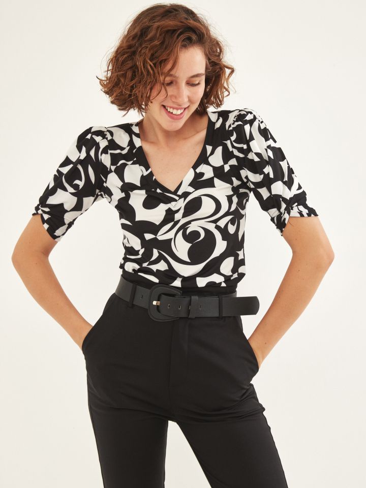 חולצה דפוס V שרוול מסובב PROMO בצבע שחור/לבן