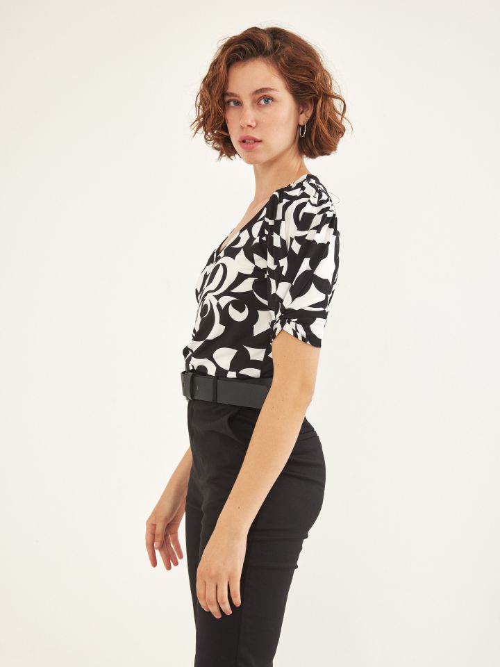 חולצה דפוס V שרוול מסובב PROMO בצבע שחור/לבן