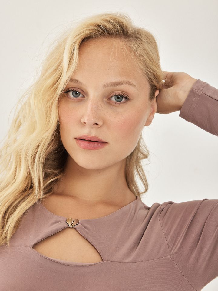 חולצה פתח לב בצבע חום