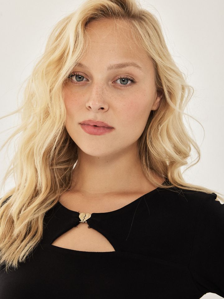 חולצה פתח לב בצבע שחור